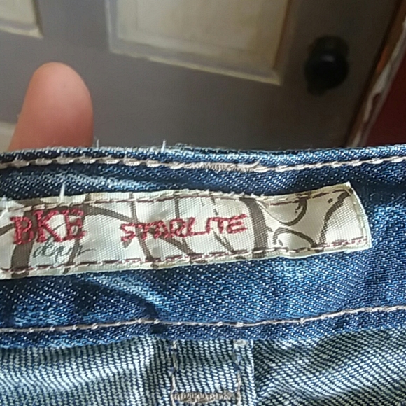 BKE Starlite Cropped Distressed Jeans - Picture 7 of 8